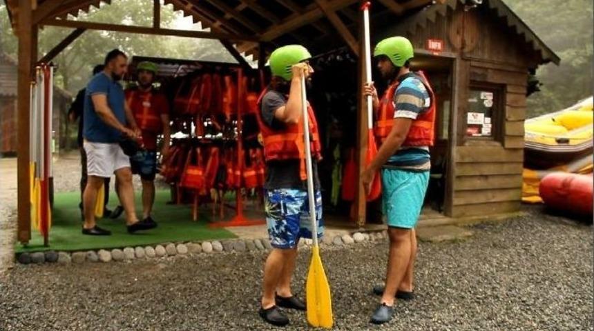 G&ouml;rme Engelli Gen&ccedil; Ve Gezgin Arkadaşları, Otostop &Ccedil;ekerek T&uuml;rkiye&rsquo;yi Geziyor