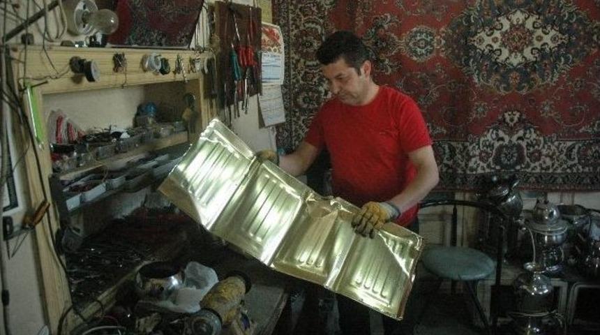 &Ccedil;&ouml;pte Topladığı Tenekelerden Kumbara Yapıyor