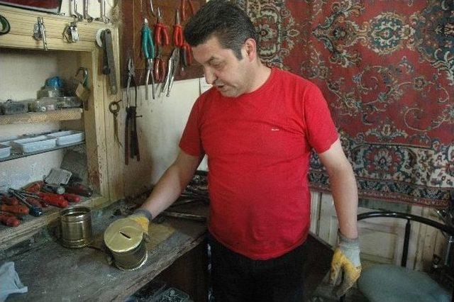 &Ccedil;&ouml;pte Topladığı Tenekelerden Kumbara Yapıyor 1