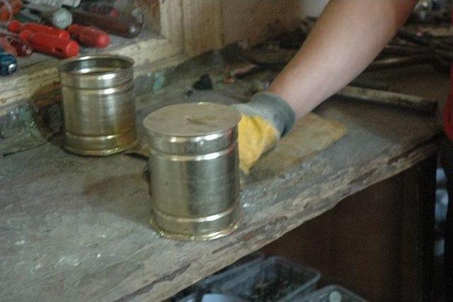 &Ccedil;&ouml;pte Topladığı Tenekelerden Kumbara Yapıyor 2