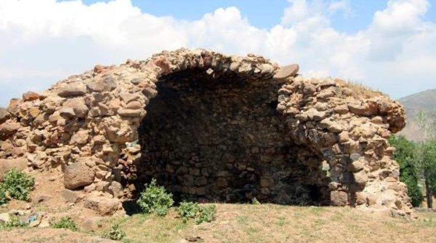 Karlıova'da Defineciler Tarihi Ermeni Kilisesini Tahrip Etti