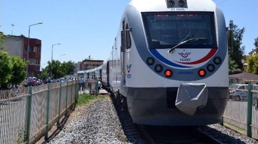 Tren Raylarına Yatarak İntihara Teşebb&uuml;s Etti