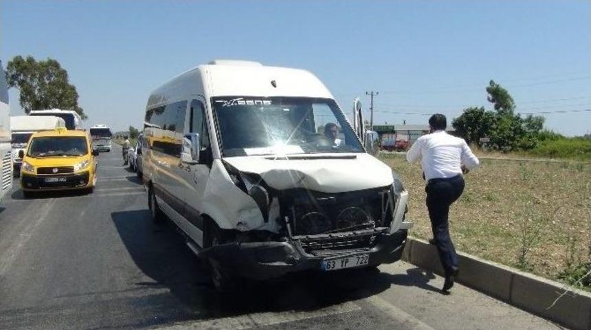 Antalya&rsquo;da Tur Minib&uuml;s&uuml; Otomobile &Ccedil;arptı: 2 Yaralı
