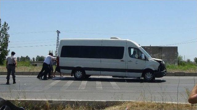 Antalya’da Tur Minibüsü Otomobile Çarptı: 2 Yaralı