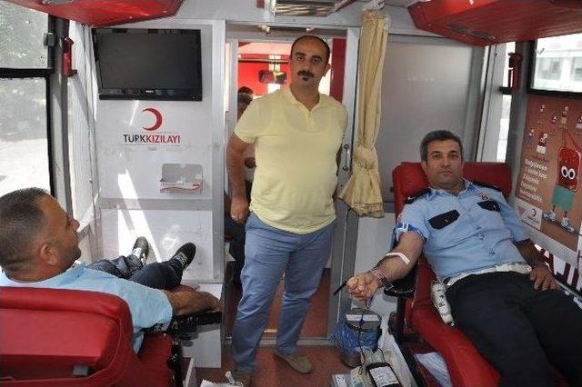 Muş&rsquo;ta Kızılay, Otob&uuml;sle Kan Toplamaya Başladı 1