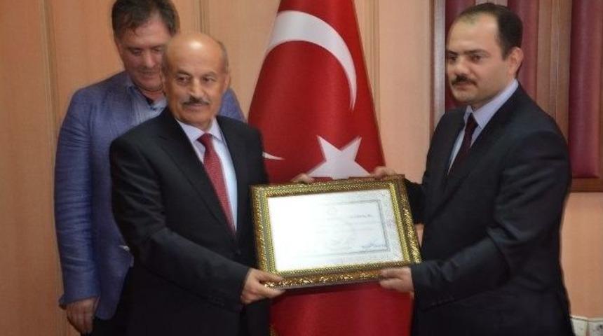 Kahveci Mazbatasını Aldı