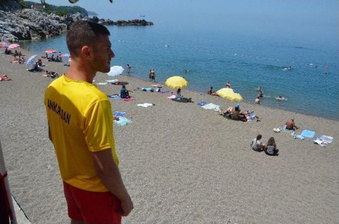 (&ouml;zel Haber) Deniz Mevsimi A&ccedil;ıldı; Plajda Canlar Onlara Emanet