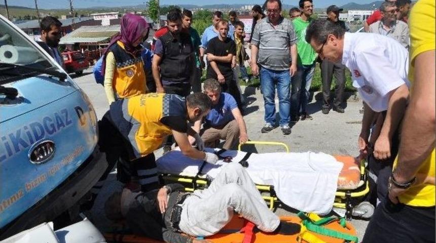 Boz&uuml;y&uuml;k&rsquo;te Trafik Kazası, 2 Yaralı