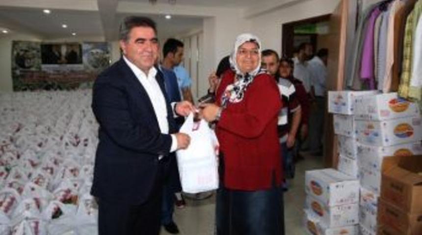 Başkan &Ouml;zdemir Ramazan Paketi Dağıttı