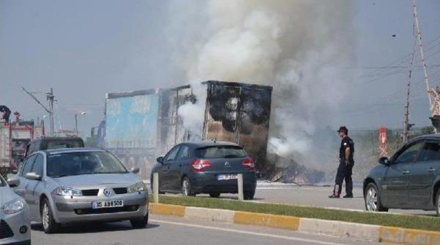 Mukavva Y&uuml;kl&uuml; Tır'da Korkutan Yangın