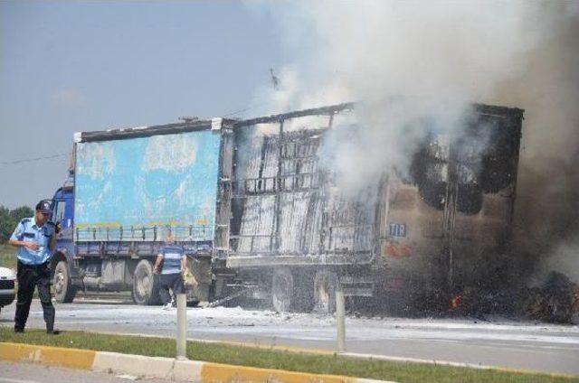 Mukavva Yüklü Tır da Korkutan Yangın 1