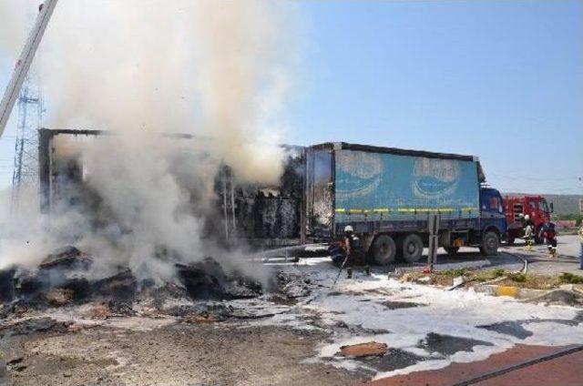 Mukavva Yüklü Tır da Korkutan Yangın 2