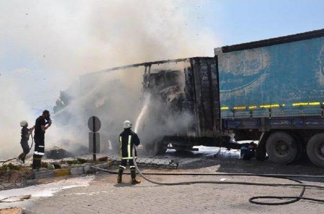 Mukavva Yüklü Tır da Korkutan Yangın 3