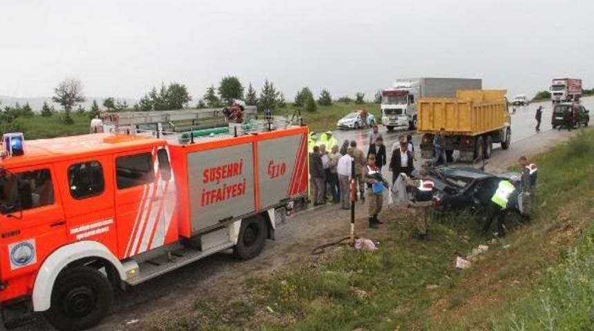 Savrulan Tır'ın Dorsesi Otomobile &Ccedil;arptı, 2 Birlik Başkanı &Ouml;ld&uuml;