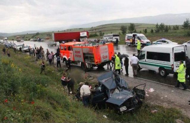 Savrulan Tır'ın Dorsesi Otomobile Çarptı, 2 Birlik Başkanı Öldü