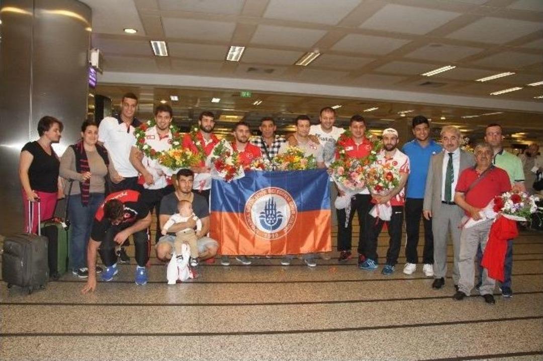 Avrupa Şampiyonu G&uuml;reş&ccedil;i Yurda D&ouml;nd&uuml;