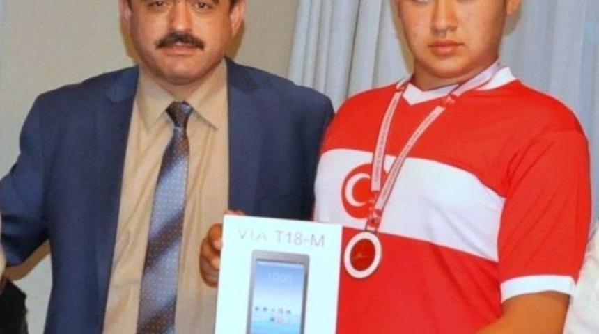 Başkan Alıcık, Başaralı Sporcuyu Onure Etti