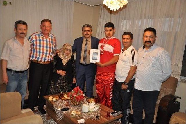 Başkan Alıcık, Başaralı Sporcuyu Onure Etti 1