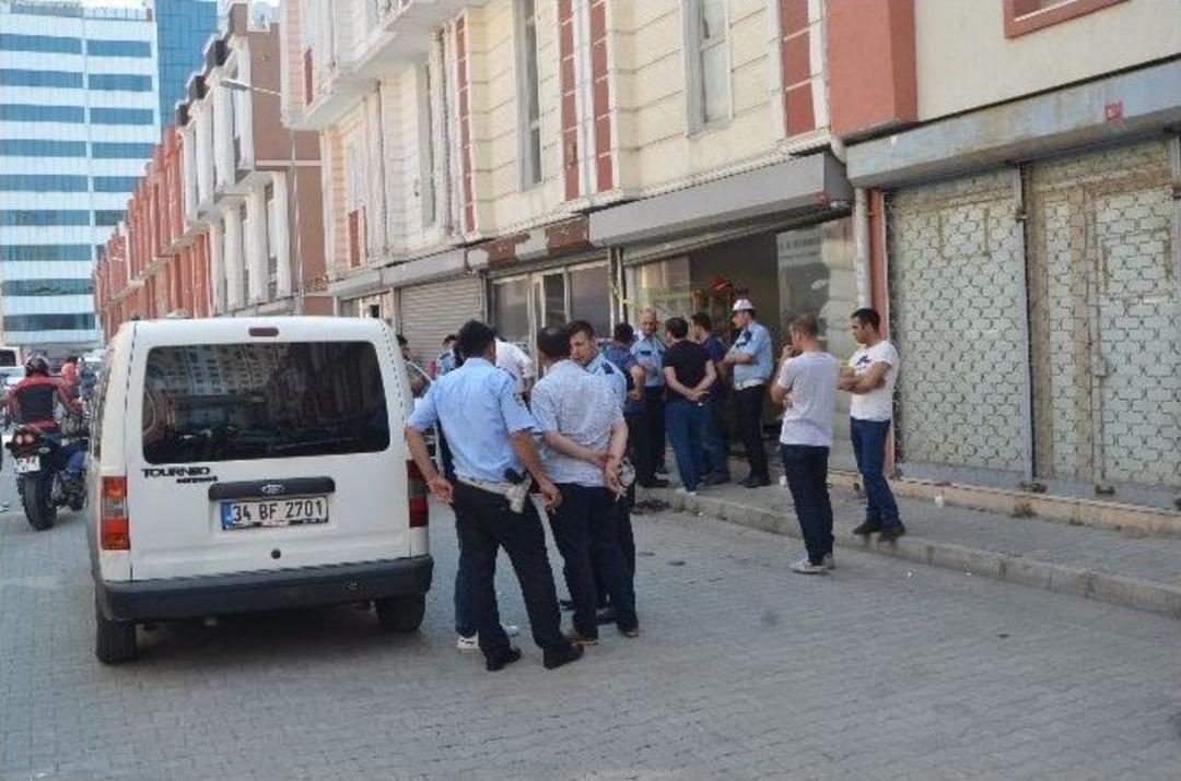 2 Akrabasını &Ouml;ld&uuml;r&uuml;p, Kepengi &Uuml;stlerine Kapattı