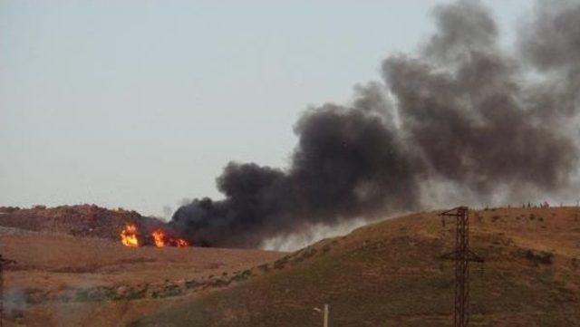 Çöplük Alandaki Yangında Gökyüzü Siyaha Büründü