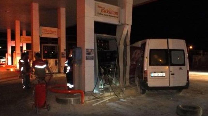 Kırmızı Işık Ihlali Yapan Minib&uuml;s Akaryakıt Istasyonuna Girdi