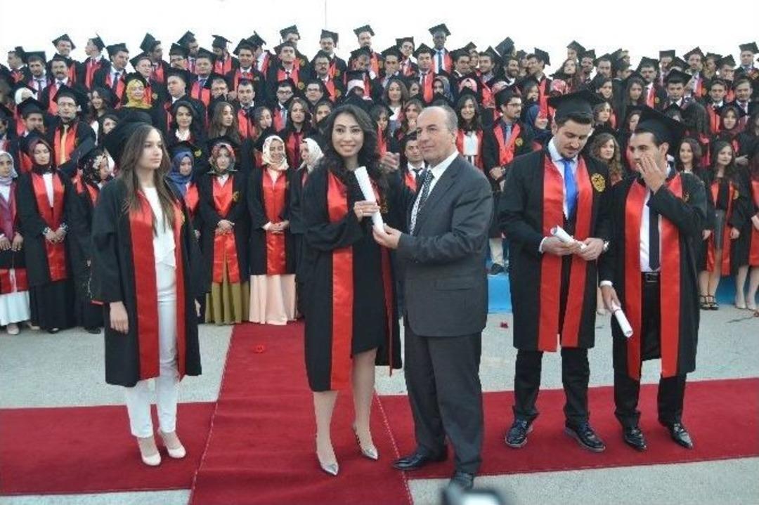 Mezuniyet Belgesini Babasının Elinden Aldı