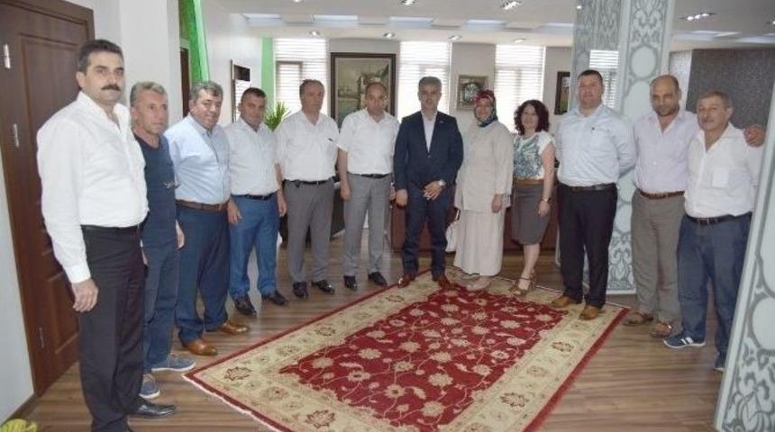 Başkan &Uuml;z&uuml;lmez, Muhtar&rsquo;ın Rozetini Taktı