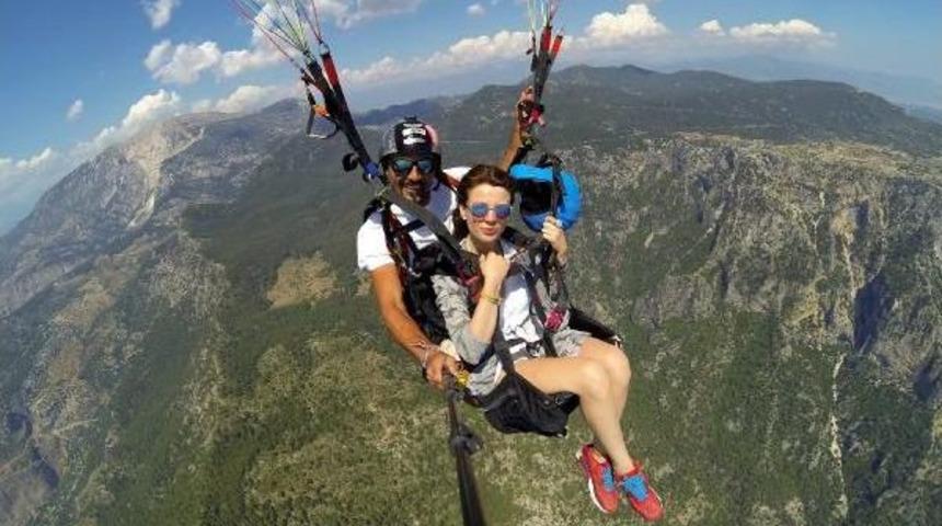 Oyuncu Başak Parlak Yama&ccedil; Paraş&uuml;t&uuml;yle U&ccedil;tu