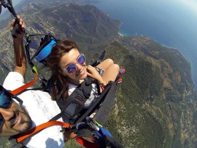 Oyuncu Başak Parlak Yama&ccedil; Paraş&uuml;t&uuml;yle U&ccedil;tu 2