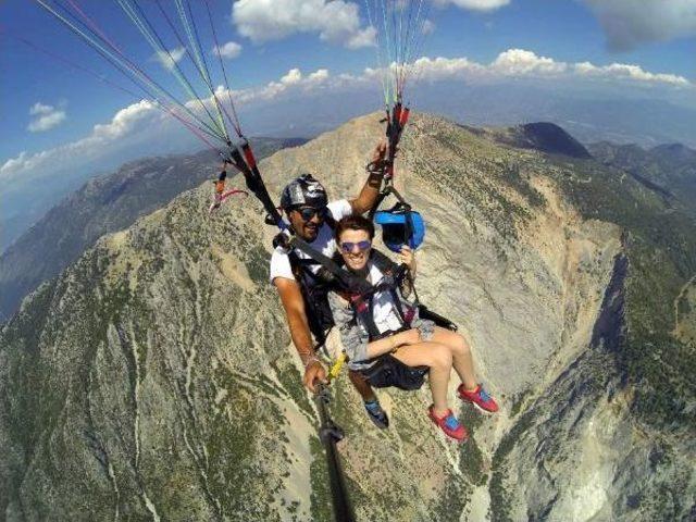 Oyuncu Başak Parlak Yama&ccedil; Paraş&uuml;t&uuml;yle U&ccedil;tu 3
