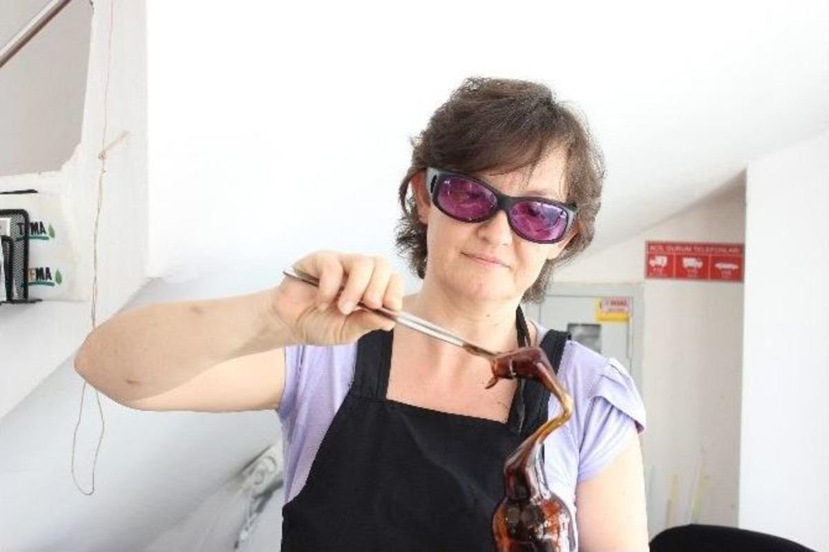 (&ouml;zel Haber) Atık Şişelerini Sanata D&ouml;n&uuml;şt&uuml;r&uuml;yor