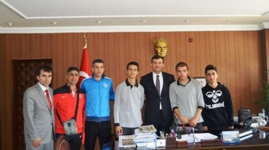 &Ouml;z&rsquo;den K&uuml;&ccedil;&uuml;koğlu Ve Talebelerine &Ouml;vg&uuml;