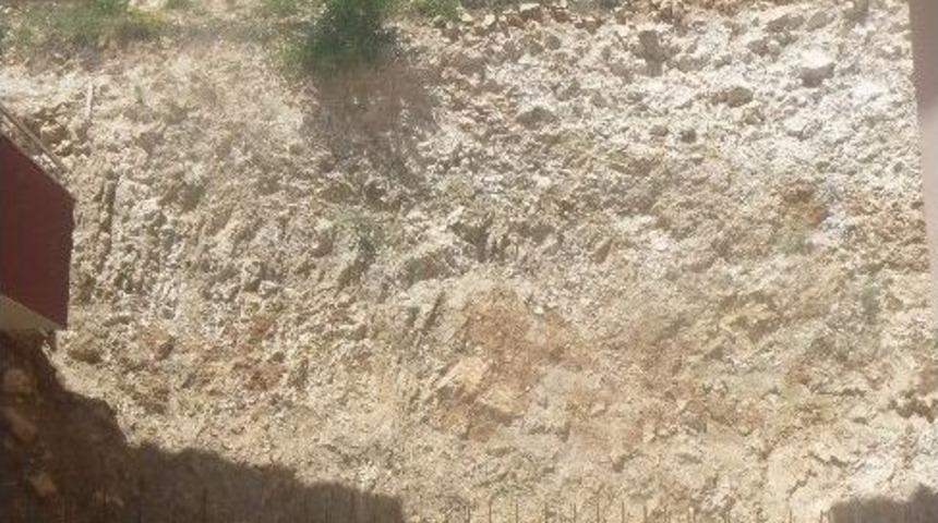 Kışın &Ccedil;&ouml;ken İstinat Duvarının Yapımına Başlanıldı