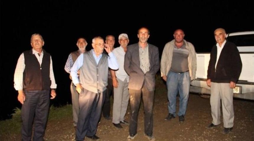 Erzurum&rsquo;da Sağanak Yağmur K&ouml;y Yollarını Ulaşıma Kapattı