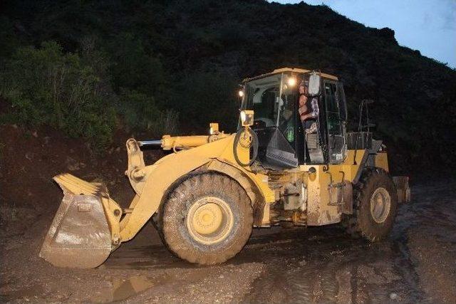 Erzurum’da Sağanak Yağmur Köy Yollarını Ulaşıma Kapattı