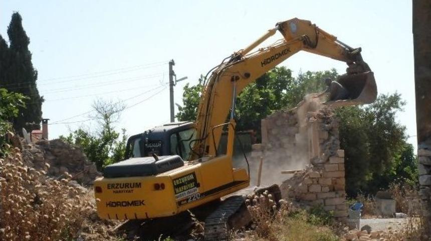 Didim&rsquo;de Yıkılma Tehlikesi Olan Bina İzinle Yıkıldı