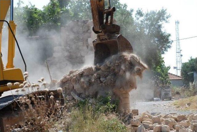 Didim’de Yıkılma Tehlikesi Olan Bina İzinle Yıkıldı