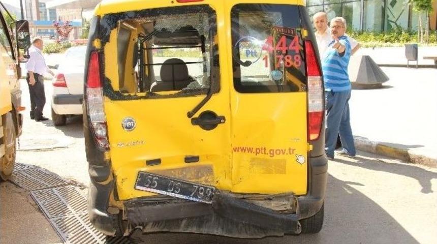 Dolmuş, Kargo Aracına &Ccedil;arptı: 4 Yaralı