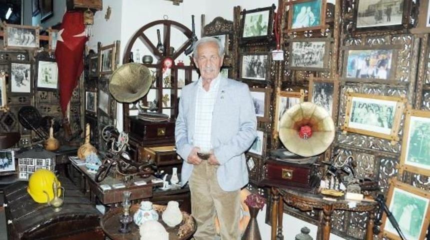 Ge&ccedil;mişe &Ouml;zlemle Biriktirdiği Tarihi Eşyaları Sergiliyor