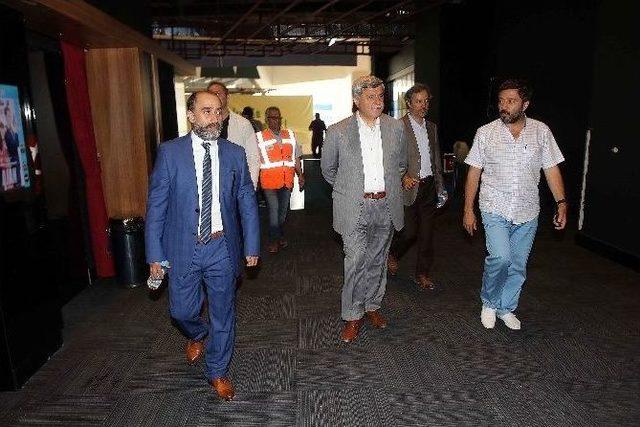 Başkan Karaosmanoğlu, Yeni Açılan Avm’yi Dolaştı