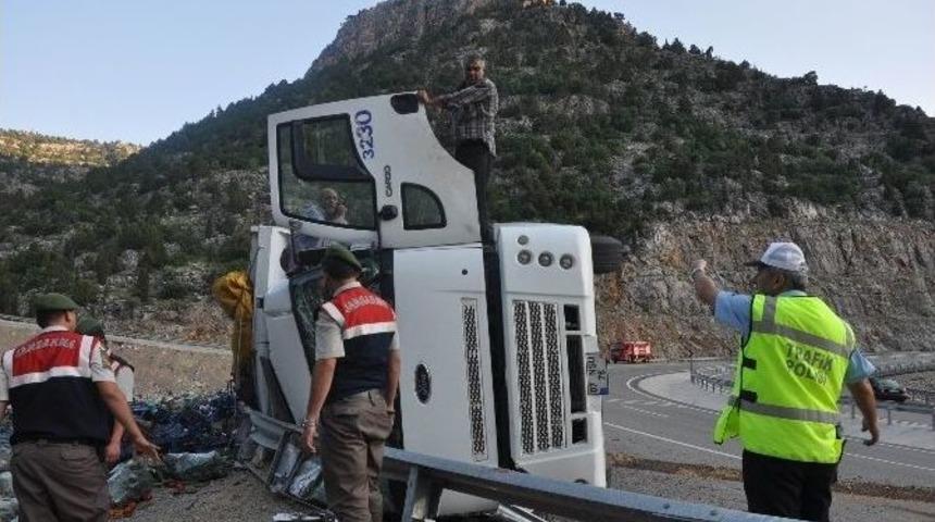 Sebze Y&uuml;kl&uuml; Kamyon Devrildi: 1 Yaralı