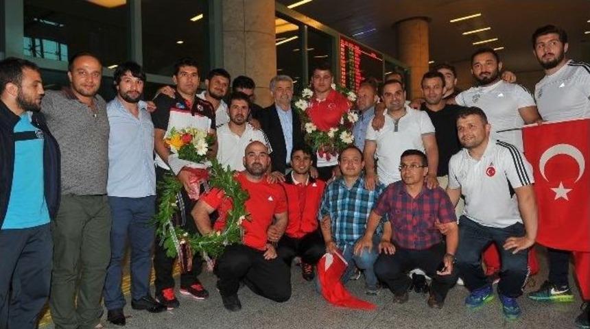 Şampiyon G&uuml;reş&ccedil;i Kayaalp&rsquo;e &Ouml;zel Karşılama