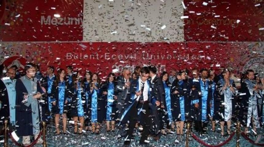 Diş Hekimi Adaylarının Mezuniyet Coşkusu