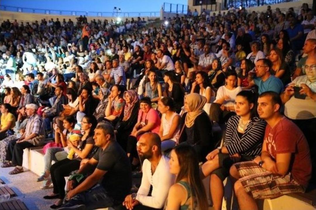 Buca&rsquo;da Halk Oyunları Ş&ouml;leni