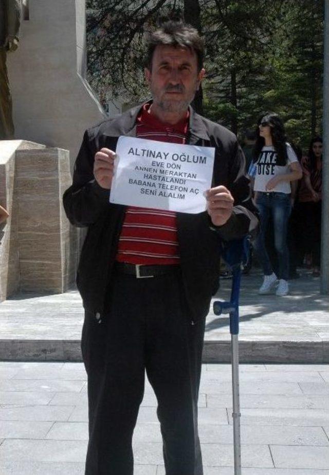 Bastonla Ayakta Duran Baba Kayıp &Ccedil;ocuğunu Arıyor 1