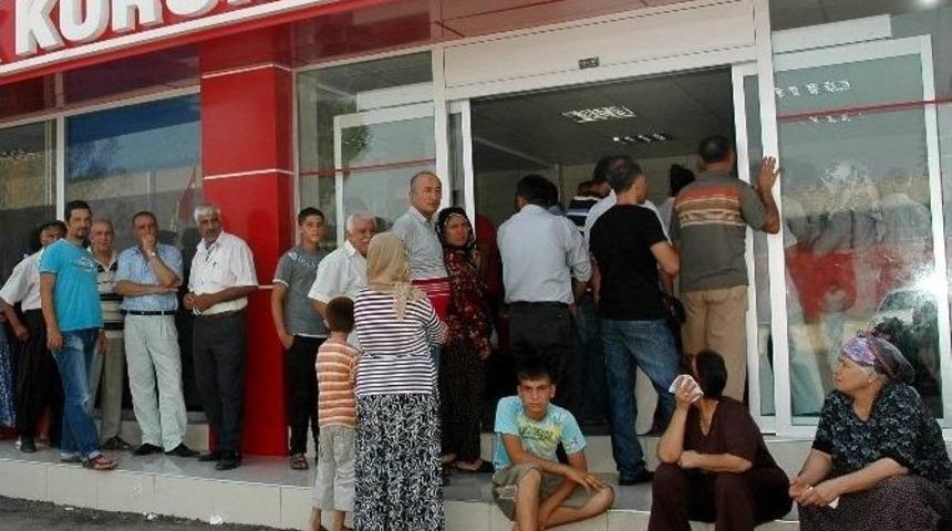 Esk Satış Ofisinin &Ouml;n&uuml;nde Ucuz Kıyma Kuyruğu