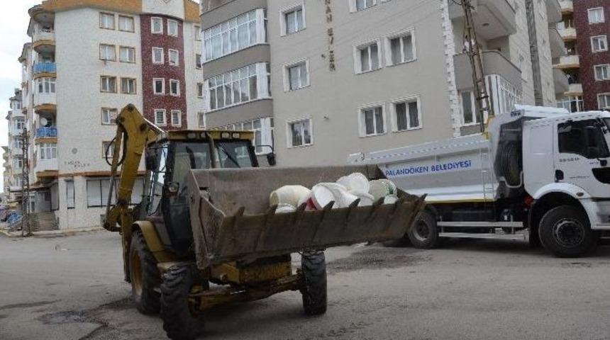 Paland&ouml;ken Belediyesi Zabıta Ekipleri Miadı Dolmuş Tonlarca &Uuml;r&uuml;n&uuml; İmha Etti