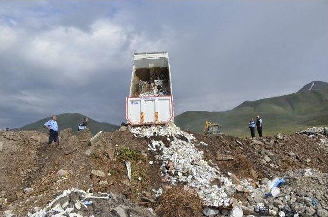 Palandöken Belediyesi Zabıta Ekipleri Miadı Dolmuş Tonlarca Ürünü İmha Etti