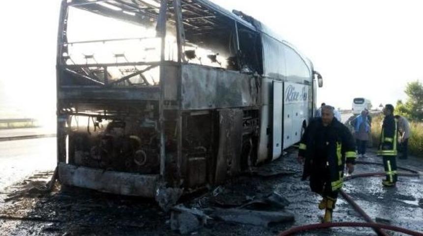 Yolcu Otob&uuml;s&uuml; Yandı
