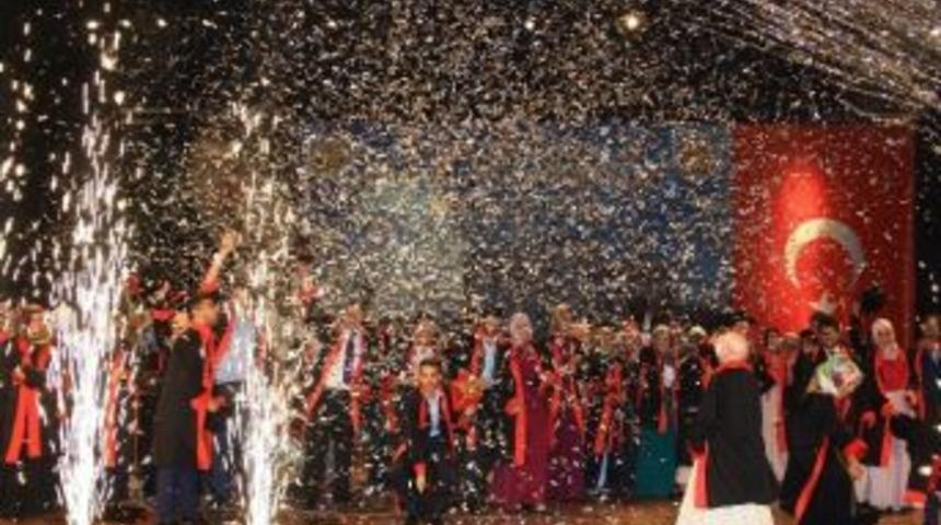 İlahiyat Fak&uuml;ltesinin Mezuniyet Sevinci